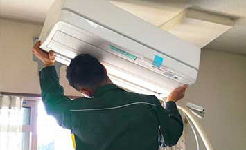 室内機と配管パイプを接続する様子